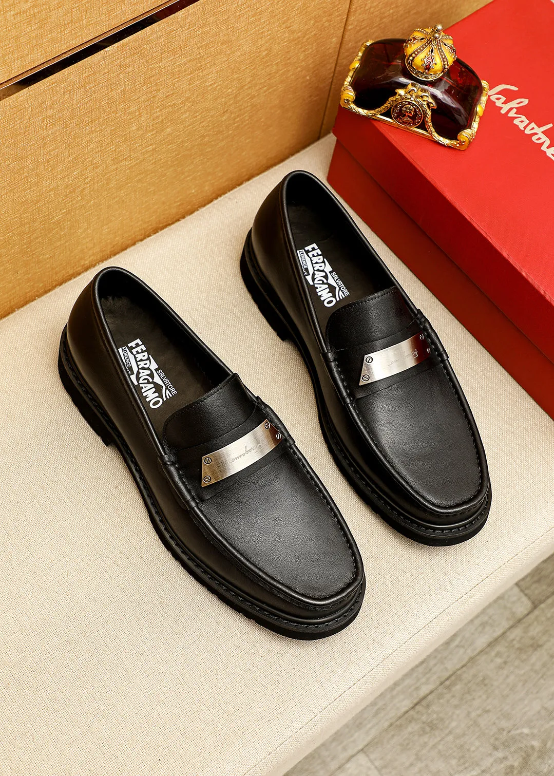 Men's shoes 💰520 💐 Product trademark: Ferragamo "Ferragamo" casual leather shoes Regular size: 38-44 (45.46🉑️customized) Product materials: Selected imported first-layer calfskin upper + original hardware buckle, imported water-dyed cow leather lining. Strong three-dimensional visual effect, original outsole color: 1⃣️color optional